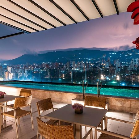 Hotel York Luxury Suites Medellin By Preferred Exteriér fotografie The rooftop pool at the hotel
