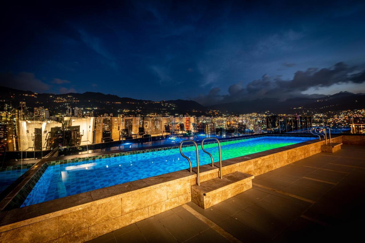 Hotel York Luxury Suites Medellin By Preferred Exteriér fotografie The pool at the hotel