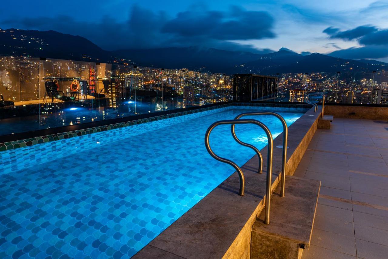 Hotel York Luxury Suites Medellin By Preferred Exteriér fotografie Infinity pool at the top of the hotel