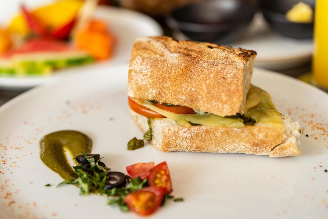 Hotel York Luxury Suites Medellin By Preferred Exteriér fotografie A quiche with a crust of bread