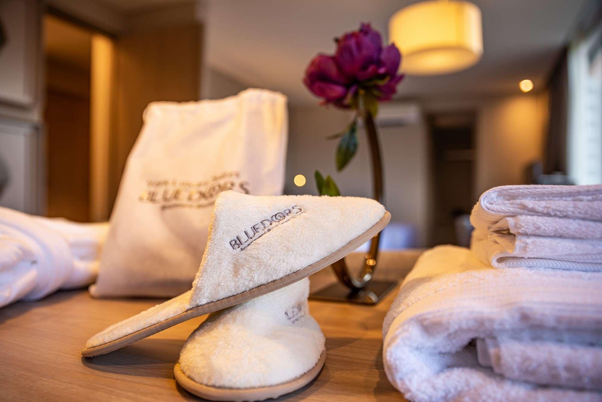 Hotel York Luxury Suites Medellin By Preferred Exteriér fotografie A pair of hotel slippers