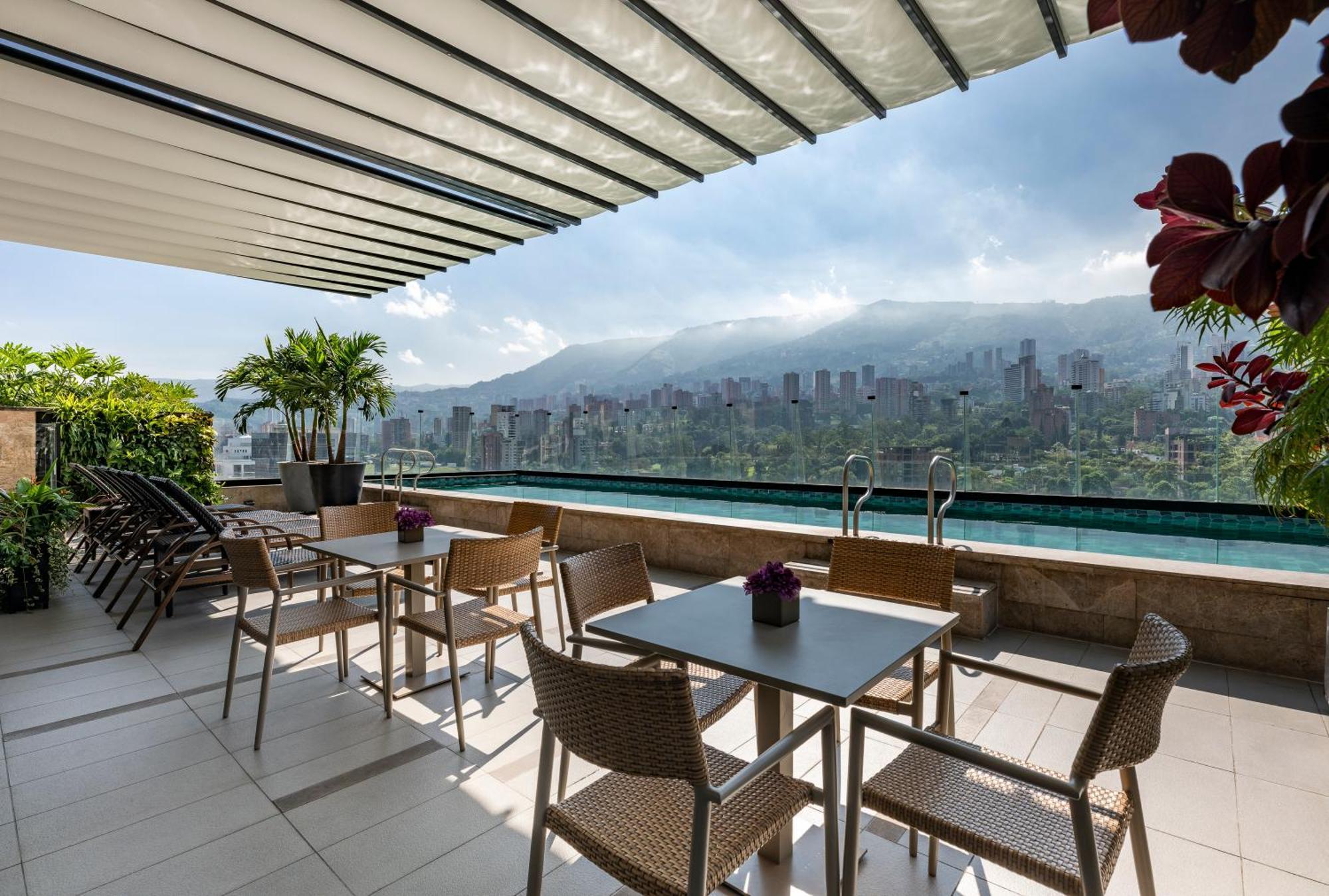 Hotel York Luxury Suites Medellin By Preferred Exteriér fotografie The rooftop pool at the hotel
