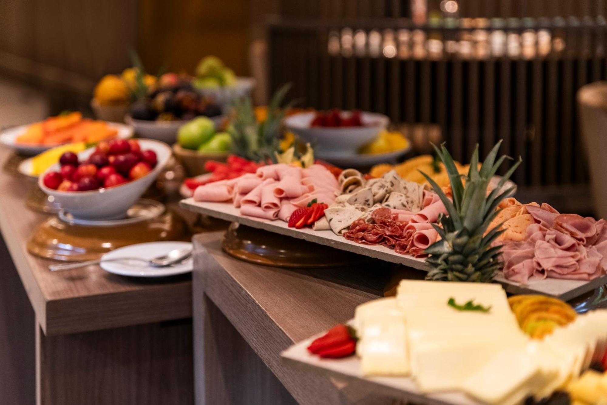 Hotel York Luxury Suites Medellin By Preferred Exteriér fotografie A buffet at a hotel