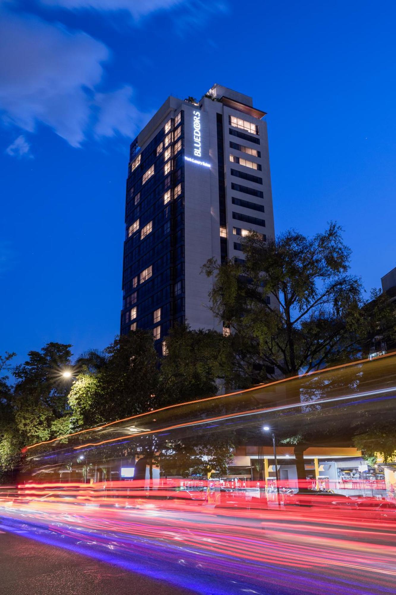Hotel York Luxury Suites Medellin By Preferred Exteriér fotografie The hotel at night