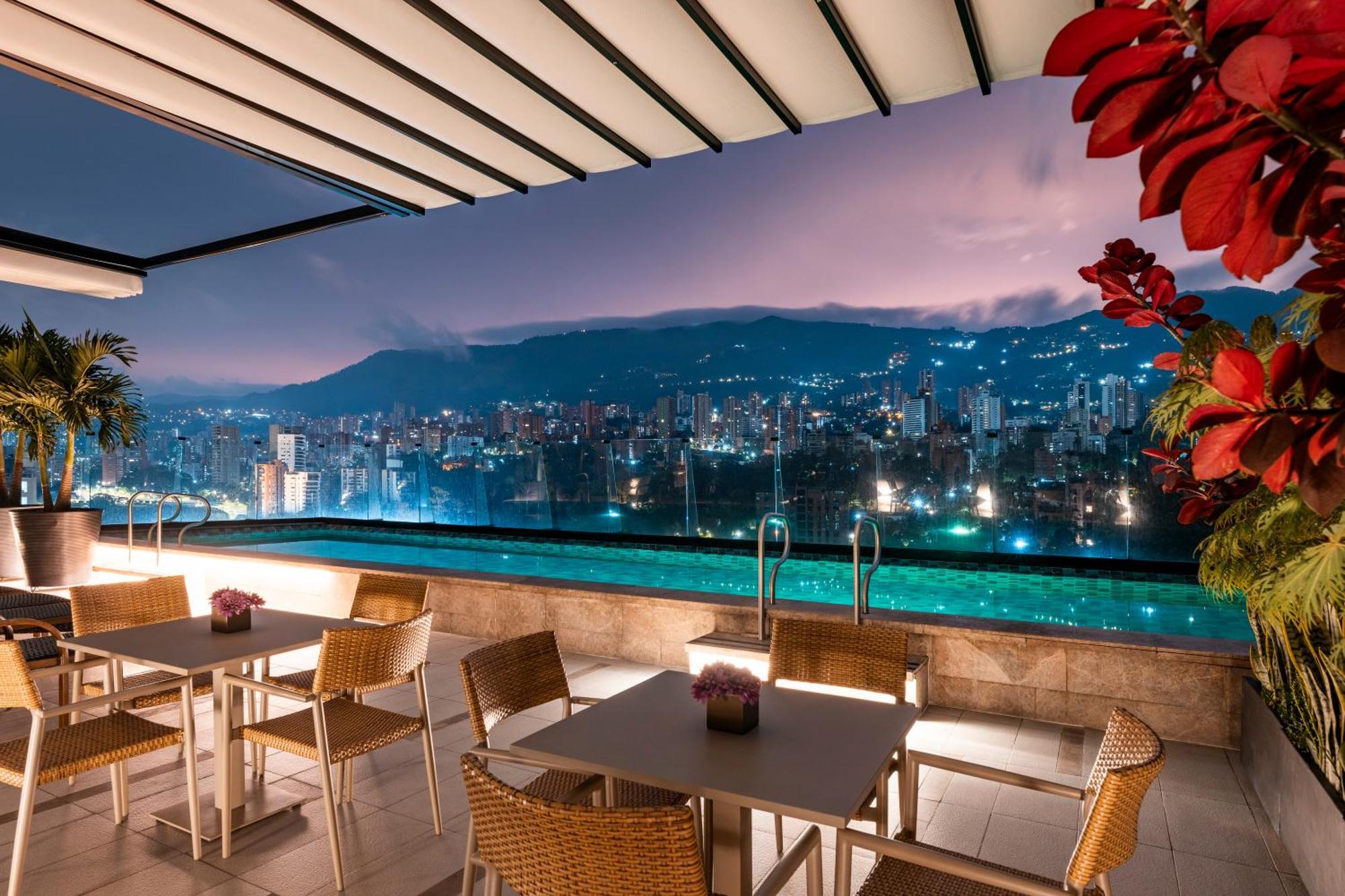 Hotel York Luxury Suites Medellin By Preferred Exteriér fotografie The rooftop pool at the hotel