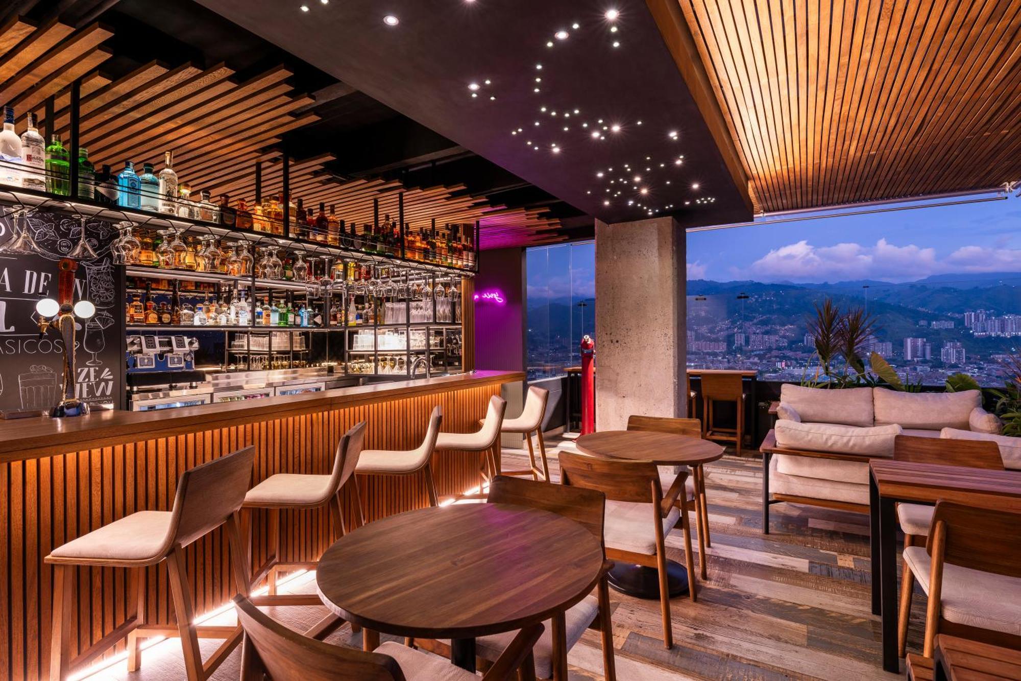 Hotel York Luxury Suites Medellin By Preferred Exteriér fotografie The bar at the 360° Sky Lounge