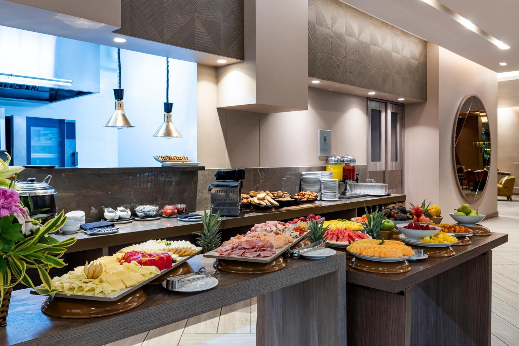 Hotel York Luxury Suites Medellin By Preferred Exteriér fotografie A buffet at a hotel