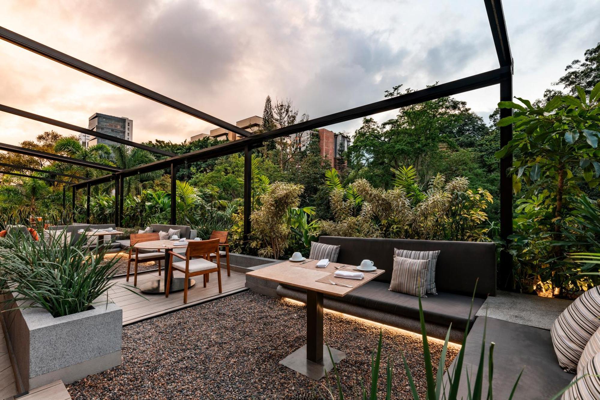 Hotel York Luxury Suites Medellin By Preferred Exteriér fotografie The rooftop garden at the restaurant