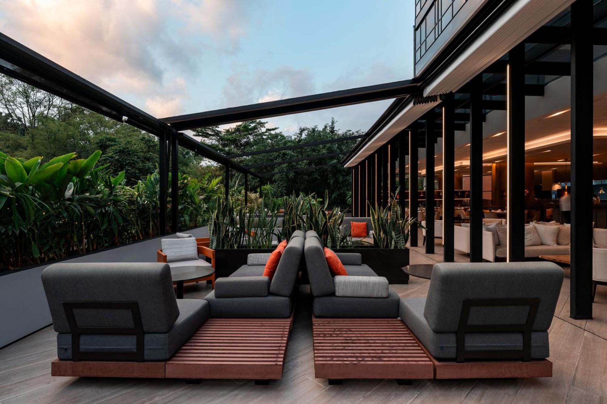Hotel York Luxury Suites Medellin By Preferred Exteriér fotografie The hotel's rooftop lounge